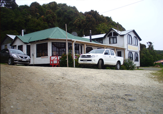 Tenemos un acogedor local con terraza, ubicado en el fondo de la playa de Puñihuil. Contamos con televisión satelital, capacidad para 80 personas y una espectacular vista panorámica hacia la playa e islotes.